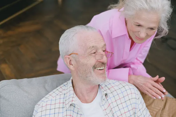Monte-escalier à Pacé : couple de retraités souriants dans leur salon